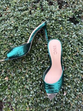 Metallic Emerald Green Heels Sandal with Gold Toe